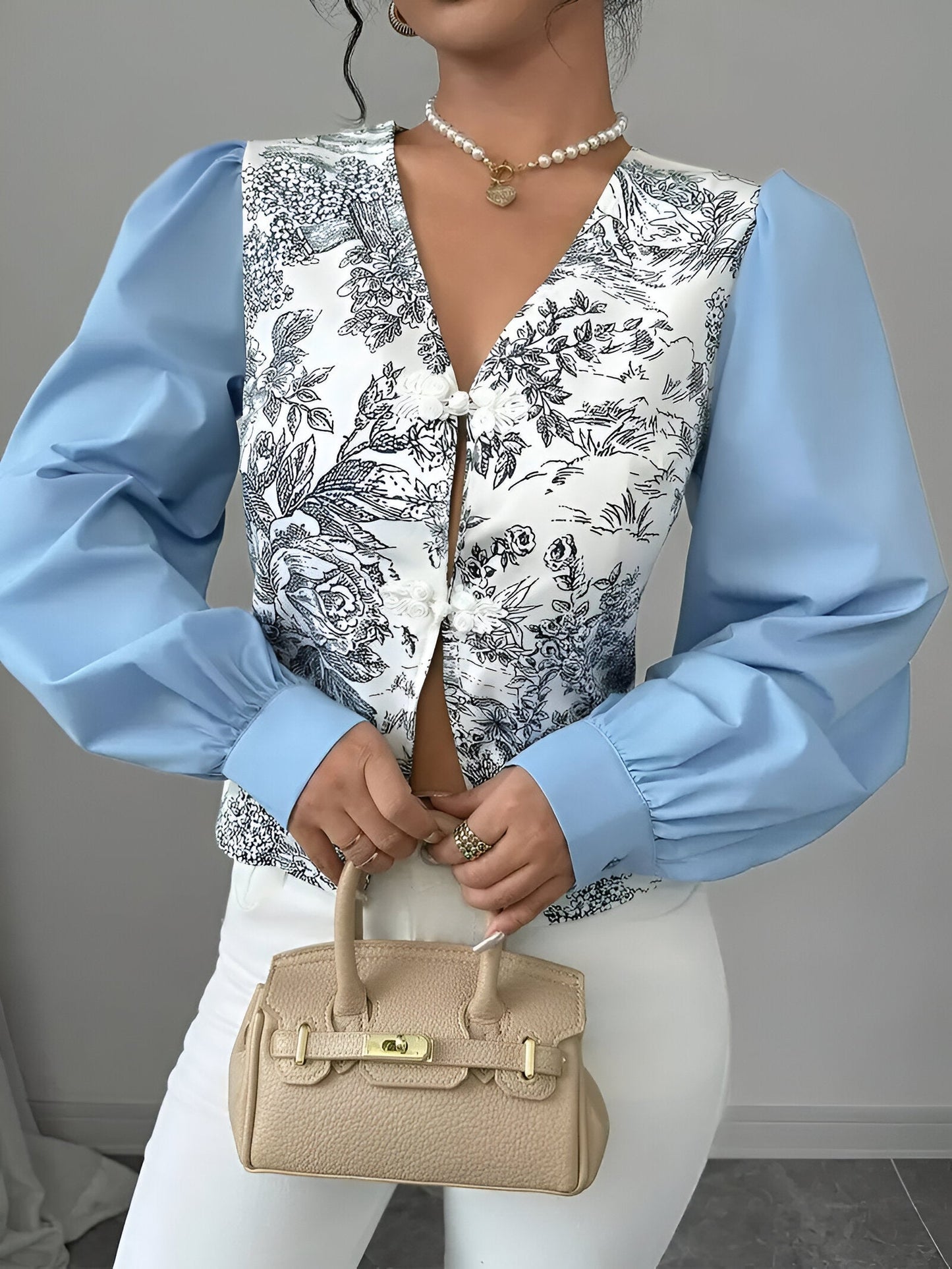 Rosalin | blouse met v-hals en lantaarnmouwen in een bloemenprint