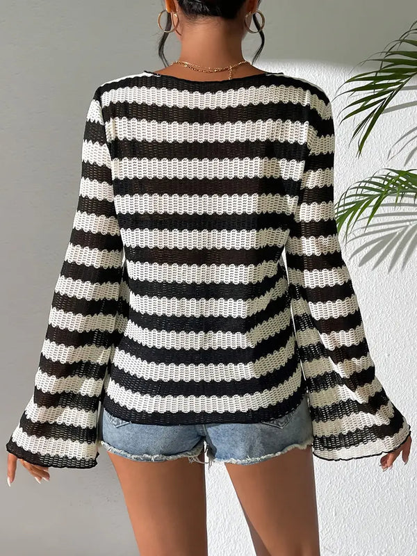 Dana - elegant gestreept t-shirt met halslijn en klokmouwen voor dames