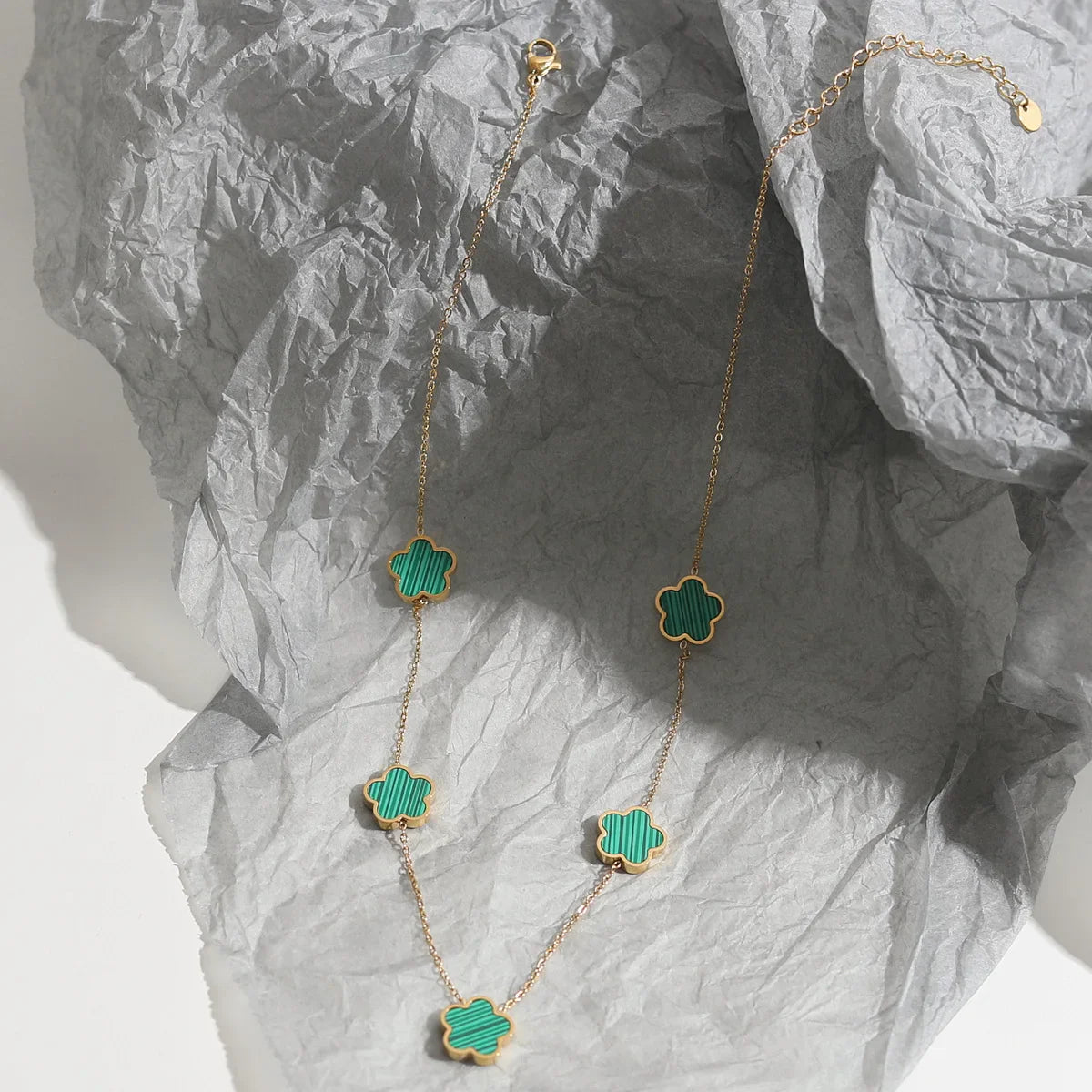 Scarlette | luxe armband met groene bloembedel