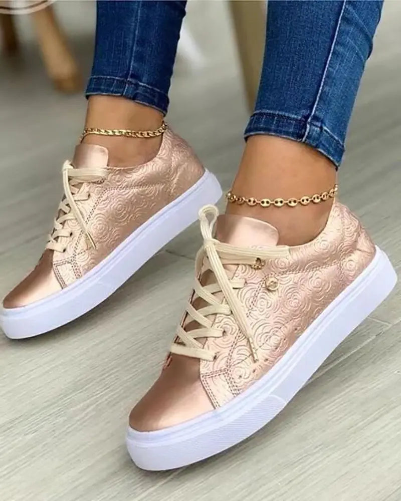 Chique sneakers met gouden details
