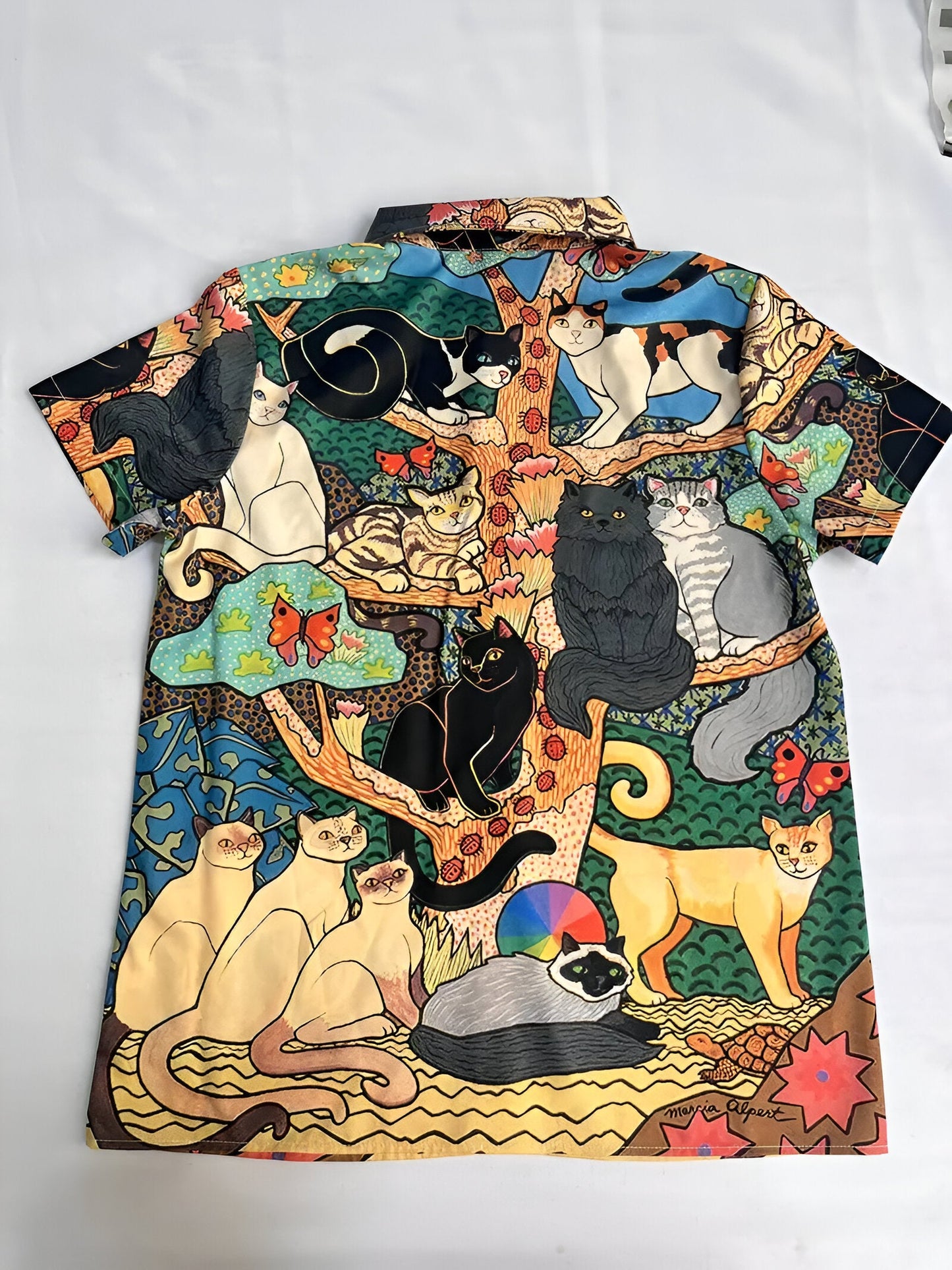 Naomi | speelse en kleurrijke top met kat en vlinder