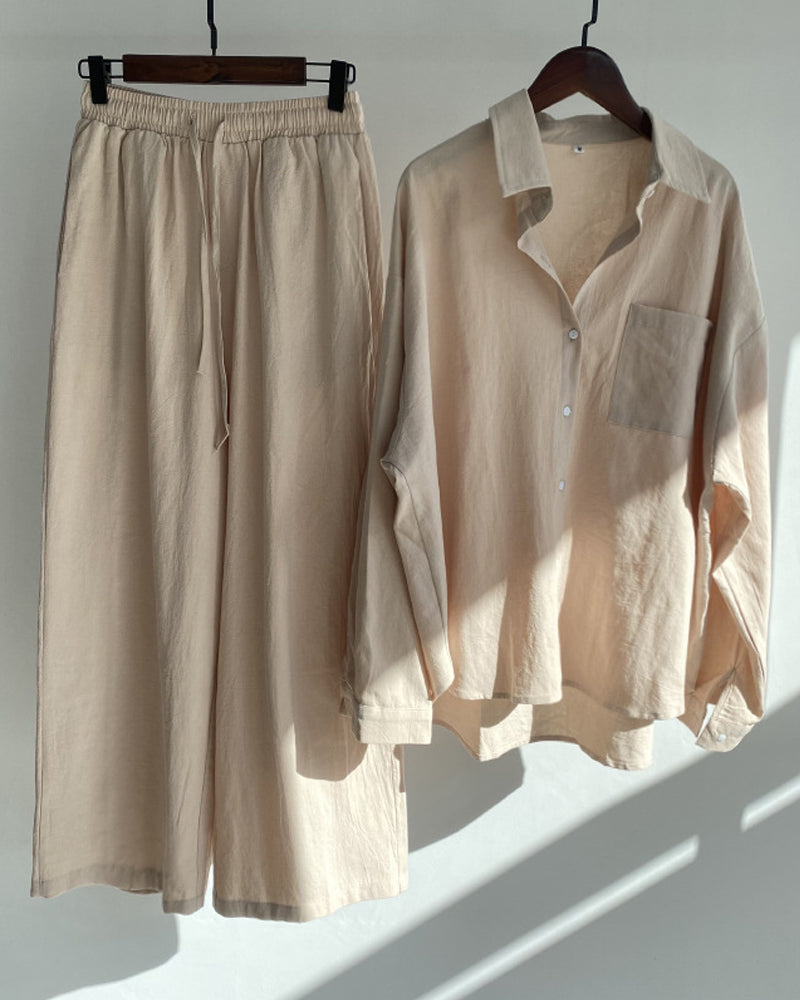 Tweedelige effen kleurenset bestaande uit shirt en broek