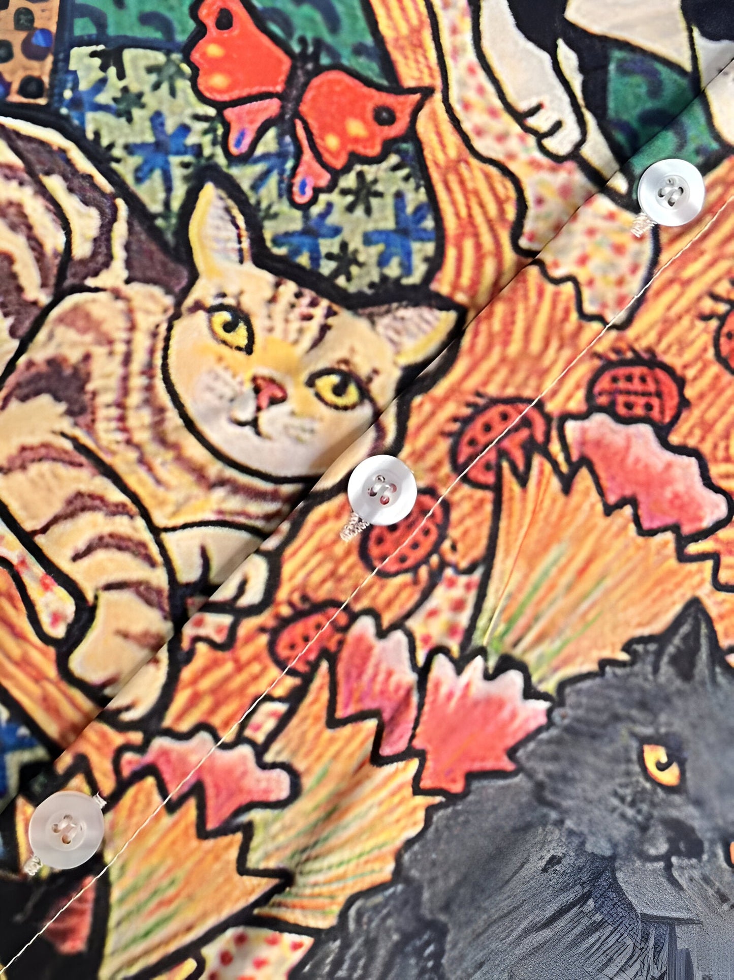 Naomi | speelse en kleurrijke top met kat en vlinder