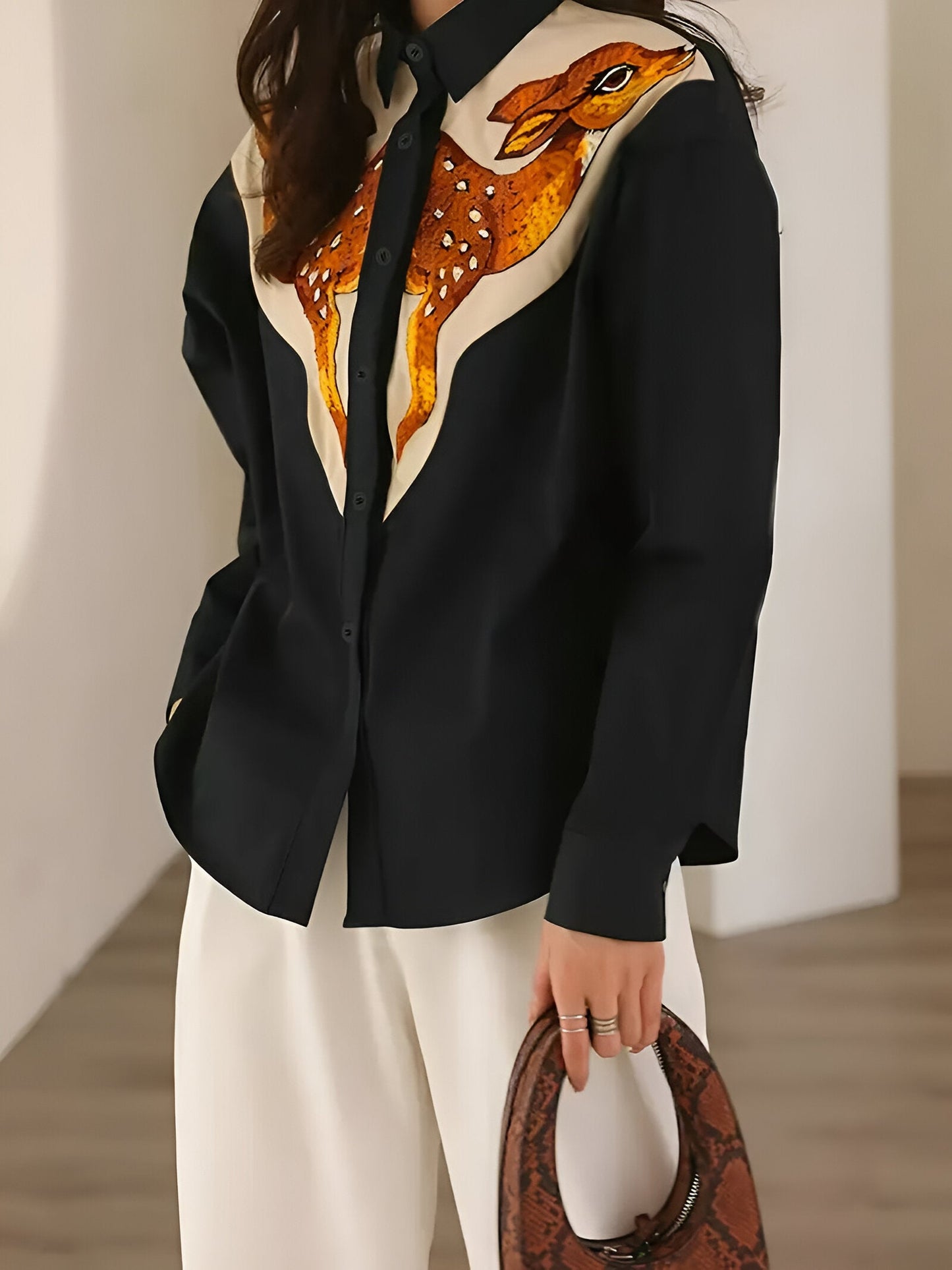 Mathildis | elegante top met digitale print van sikaherten