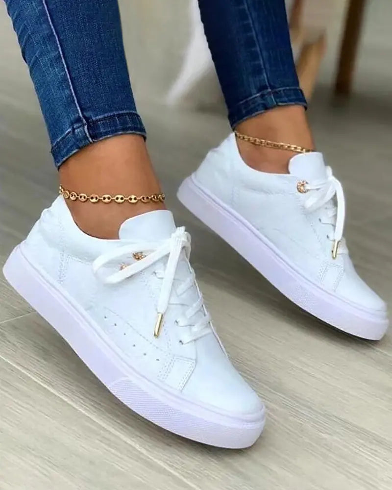 Chique sneakers met gouden details