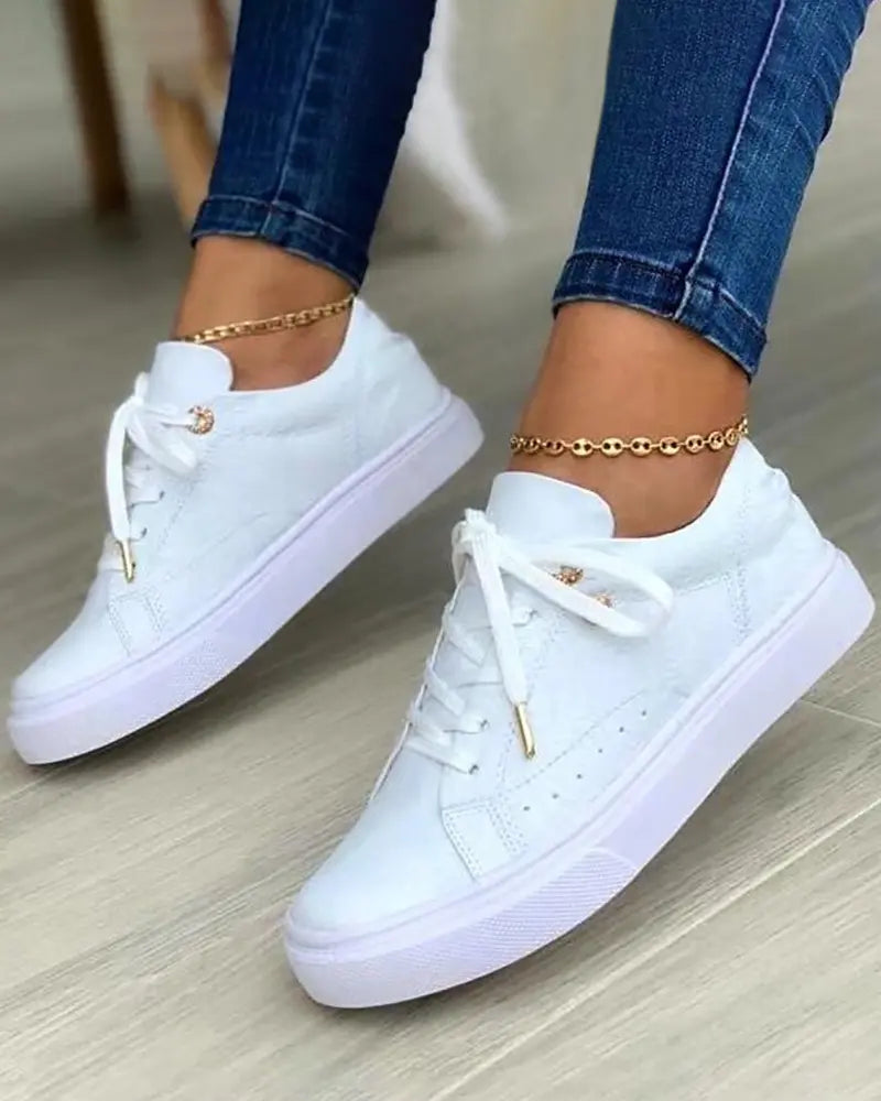 Chique sneakers met gouden details