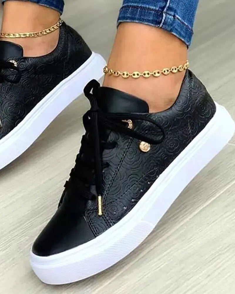 Chique sneakers met gouden details