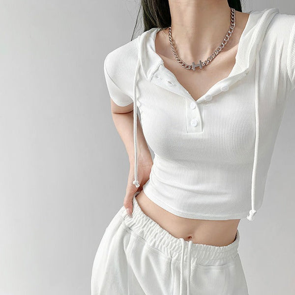 Brigitte - crop top met capuchon en knopen