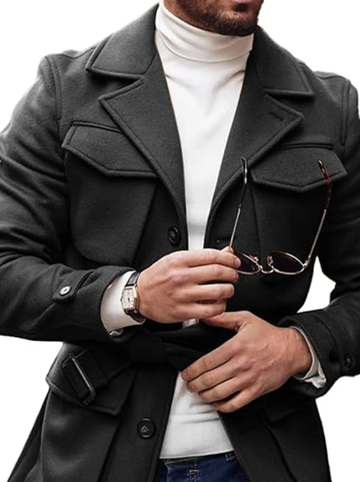 Wollen herenjas met meerdere zakken en vetersluiting