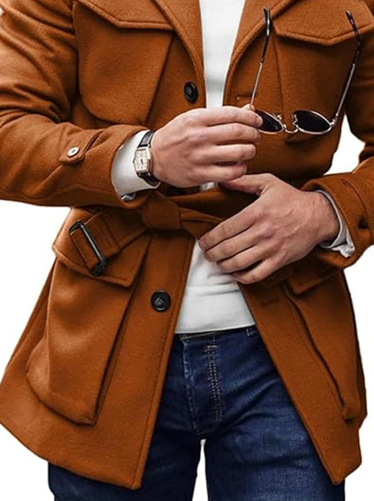 Wollen herenjas met meerdere zakken en vetersluiting