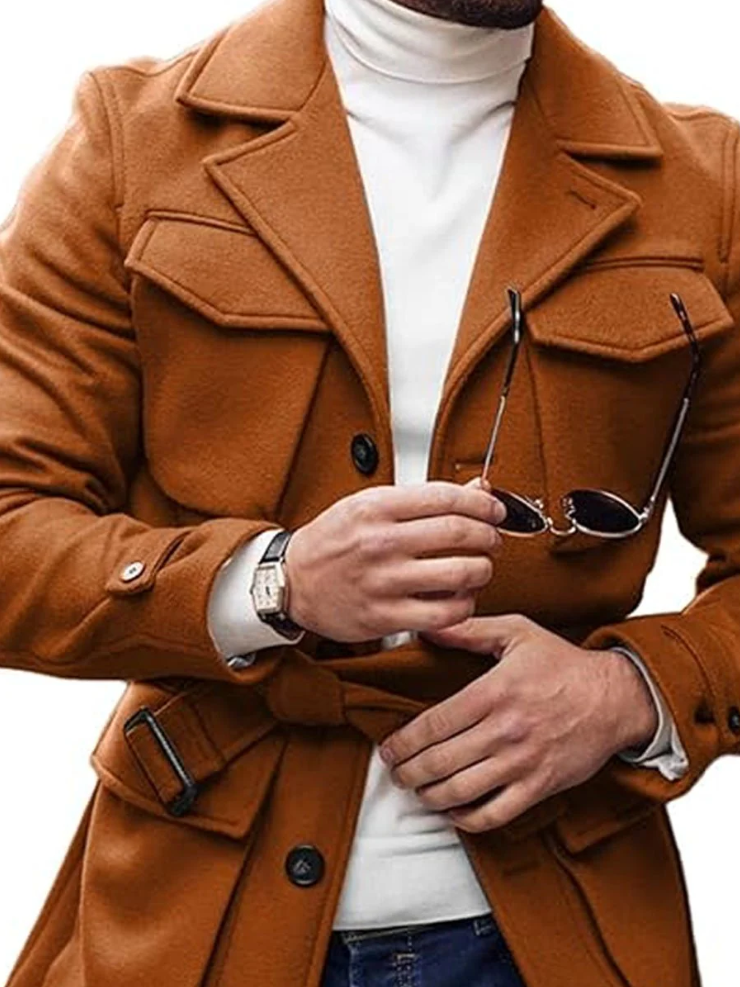 Wollen herenjas met meerdere zakken en vetersluiting