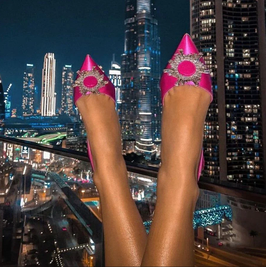 Puntige kristallen pumps voor dames