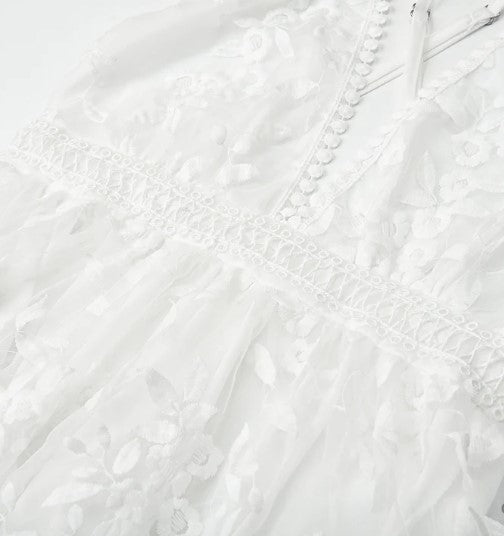 Emma cocktailjurk van mesh met bloemenborduurwerk