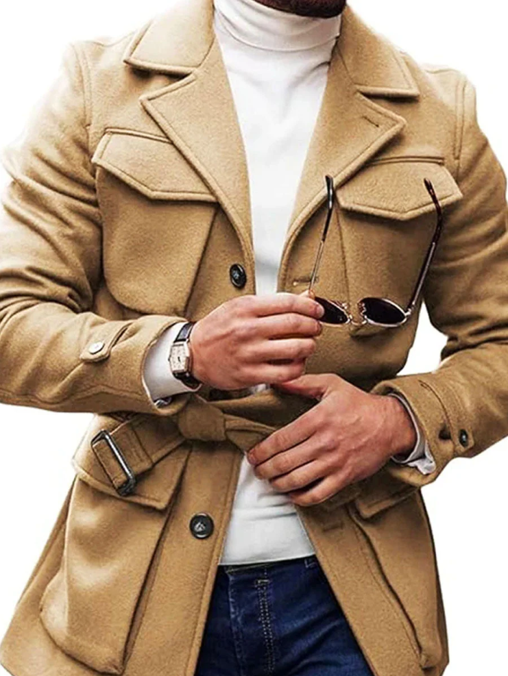 Wollen herenjas met meerdere zakken en vetersluiting
