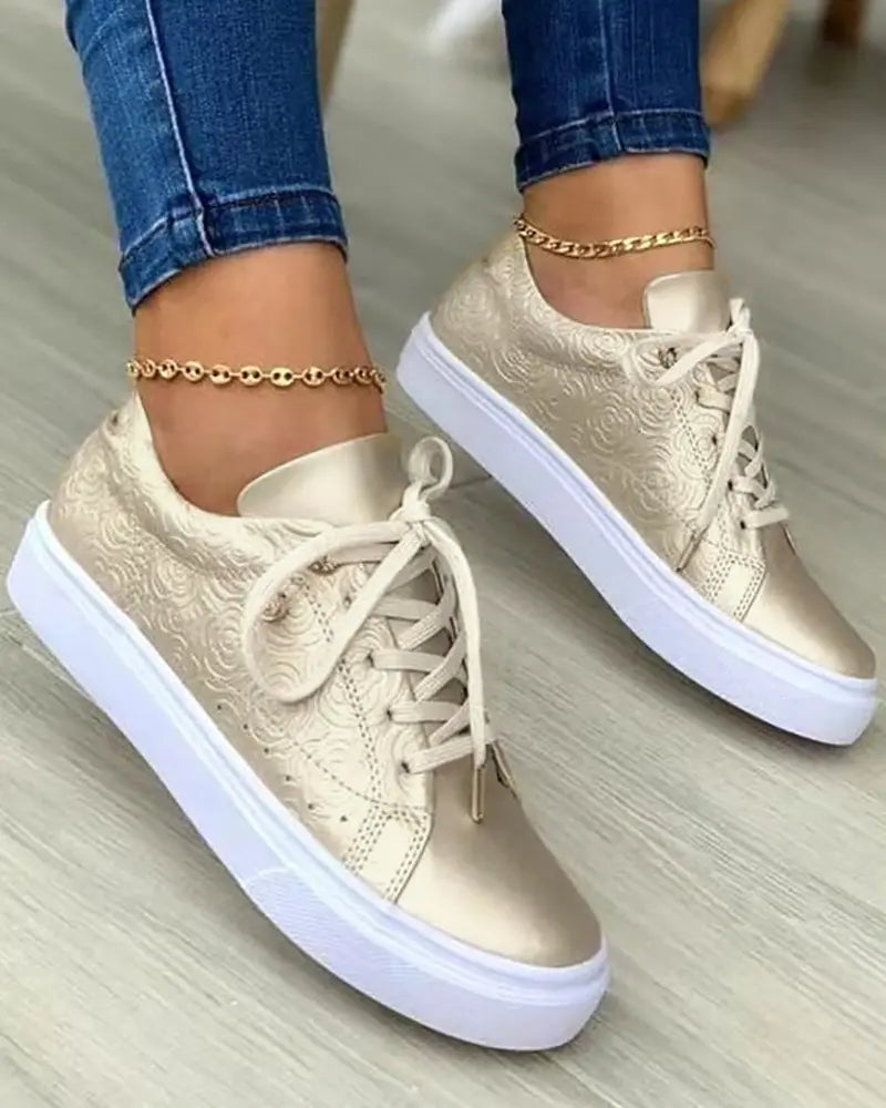 Chique sneakers met gouden details