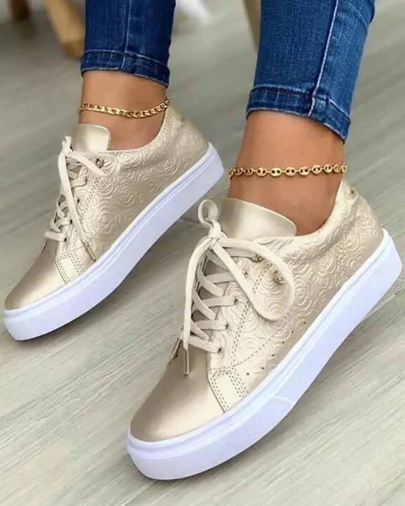 Chique sneakers met gouden details