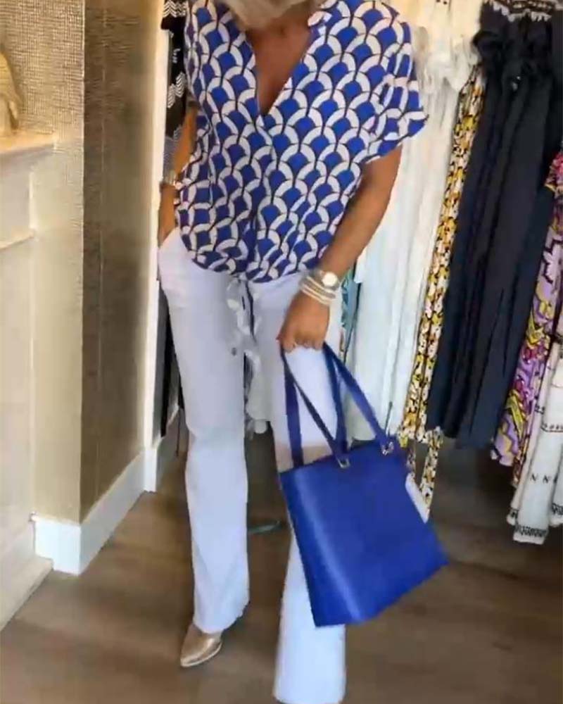 Blanka - bedrukte blouse met korte mouwen en v-hals