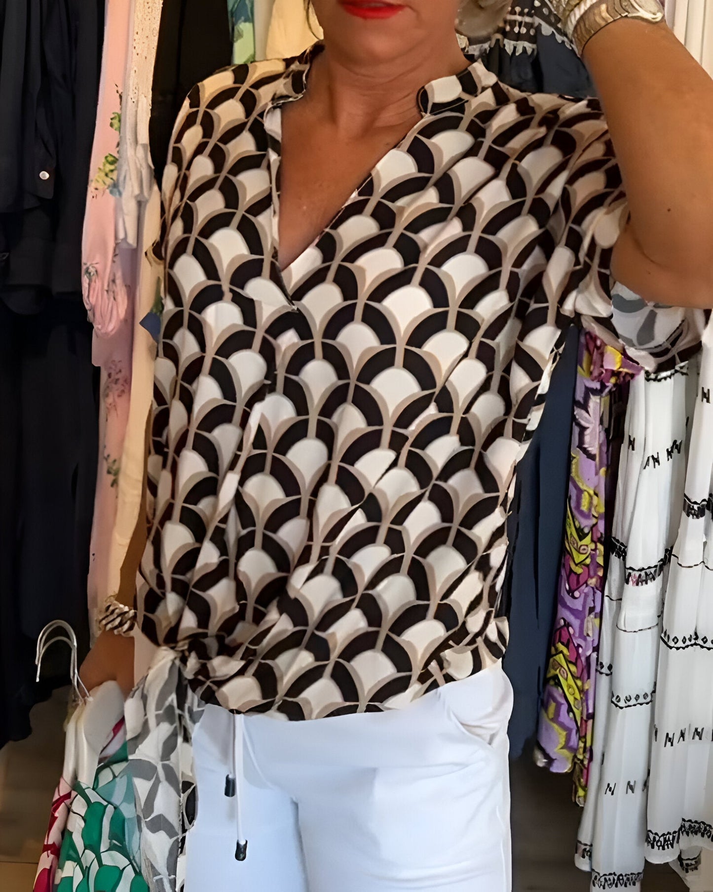 Blanka - bedrukte blouse met korte mouwen en v-hals