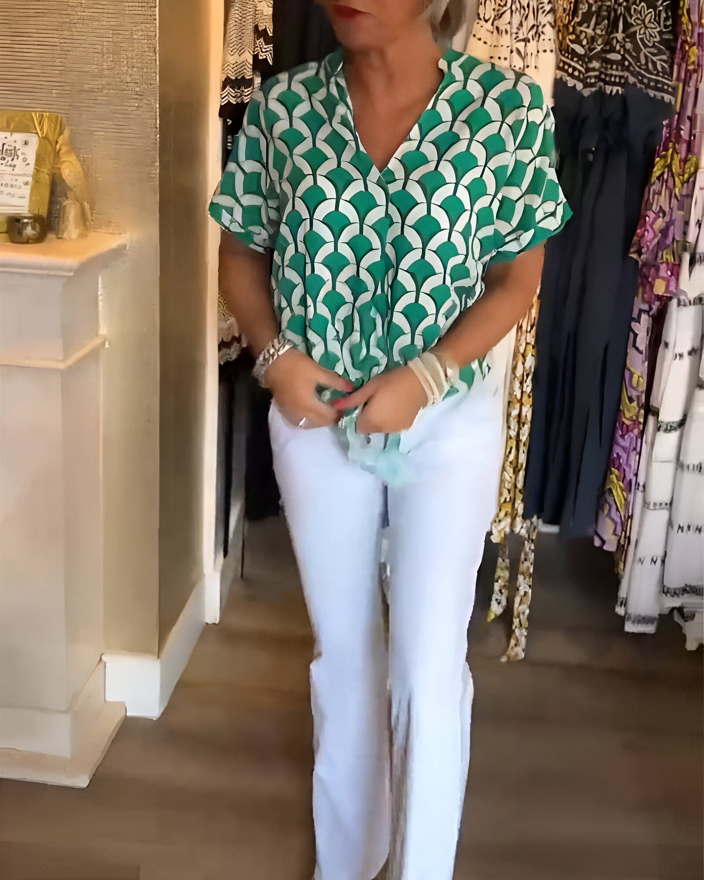 Blanka - bedrukte blouse met korte mouwen en v-hals