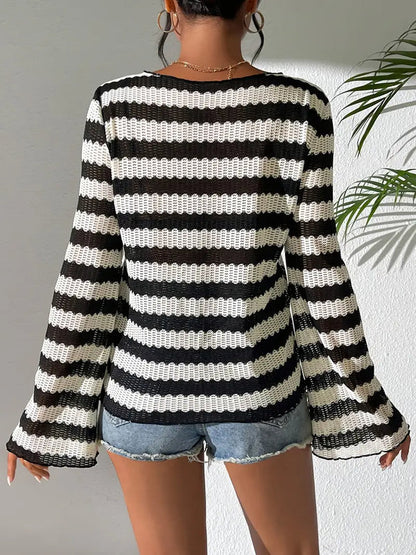 Dana - elegant gestreept t-shirt met halslijn en klokmouwen voor dames