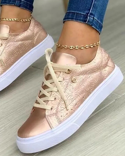 Chique sneakers met gouden details