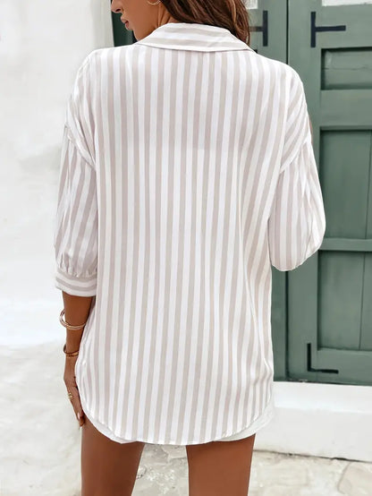 Gestreepte blouse met één rij knopen en een moderne, klassieke touch voor dames