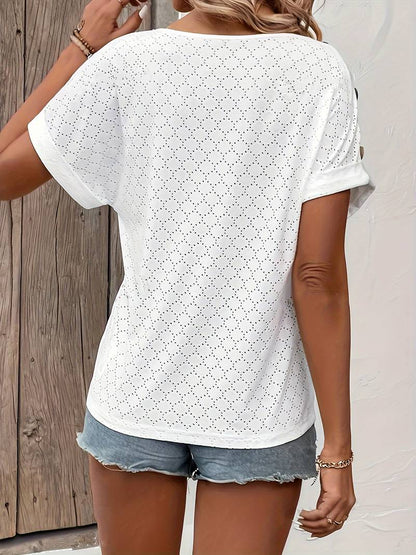 Mia – t-shirt met knoopversiering en v-hals