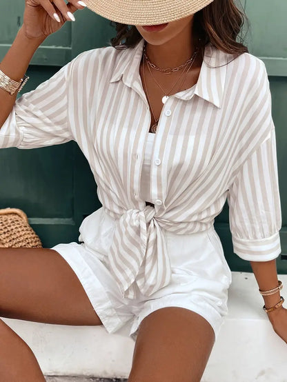 Gestreepte blouse met één rij knopen en een moderne, klassieke touch voor dames