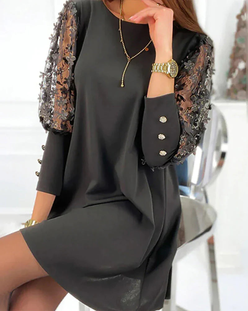 Elegante jurk met kanten mouwen en een losse pasvorm