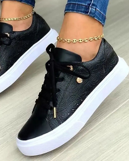 Chique sneakers met gouden details