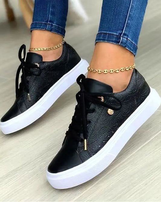 Chique sneakers met gouden details