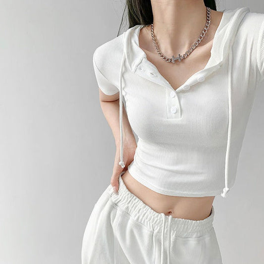 Brigitte - crop top met capuchon en knopen