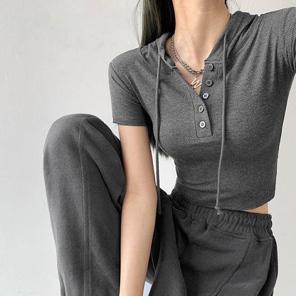 Brigitte - crop top met capuchon en knopen