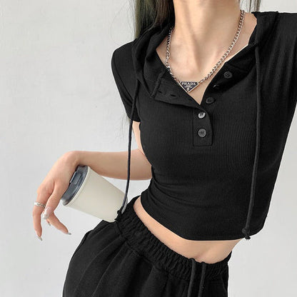 Brigitte - crop top met capuchon en knopen