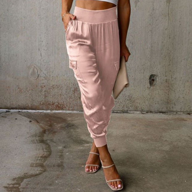 Reina - elegante cargo broek met satijnen glans
