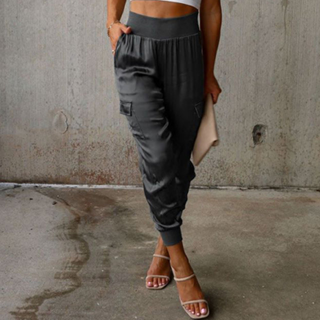 Reina - elegante cargo broek met satijnen glans