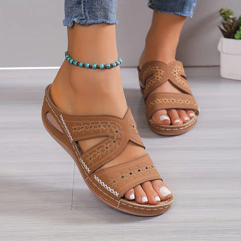 Ademende schoenen met leren bandjes