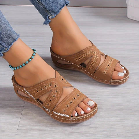 Ademende schoenen met leren bandjes
