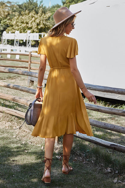 Charmante midi-jurk met v-hals en tailleband