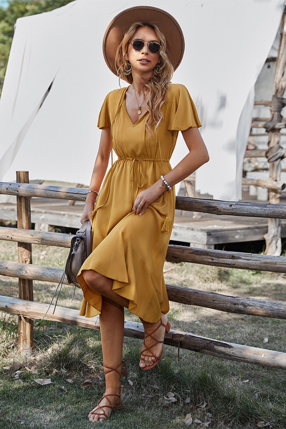 Charmante midi-jurk met v-hals en tailleband