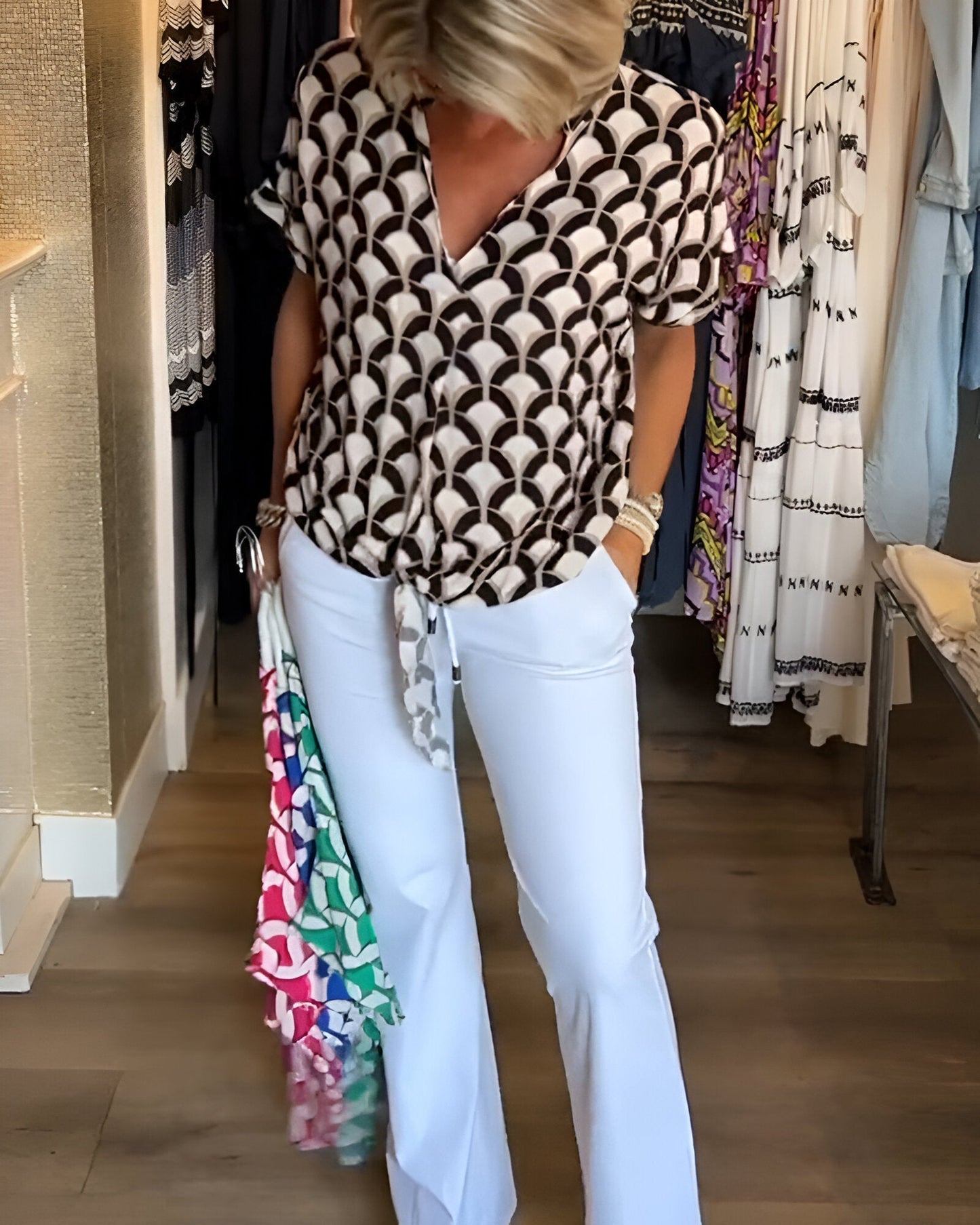 Blanka - bedrukte blouse met korte mouwen en v-hals