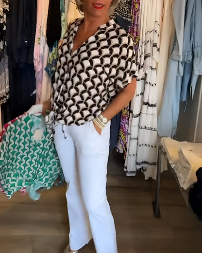 Blanka - bedrukte blouse met korte mouwen en v-hals