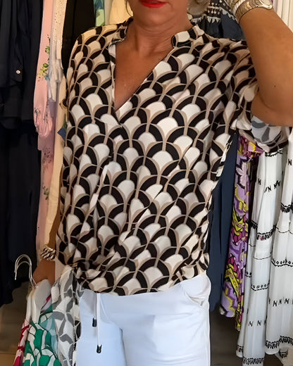 Blanka - bedrukte blouse met korte mouwen en v-hals