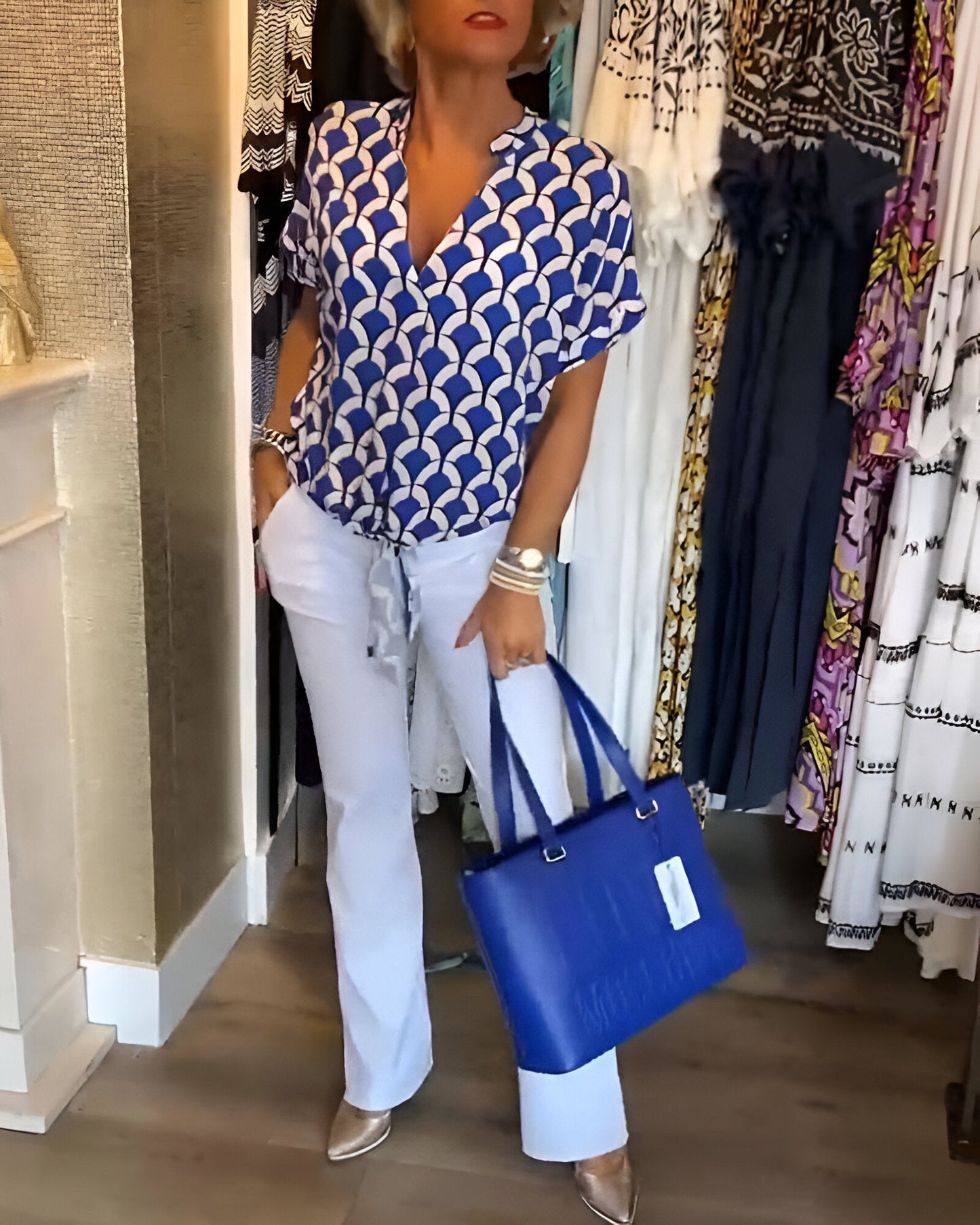 Blanka - bedrukte blouse met korte mouwen en v-hals