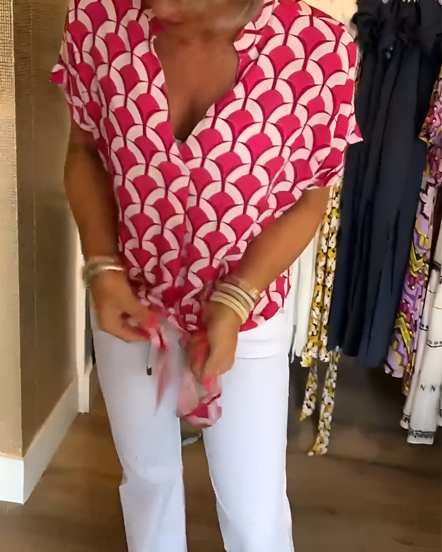 Blanka - bedrukte blouse met korte mouwen en v-hals